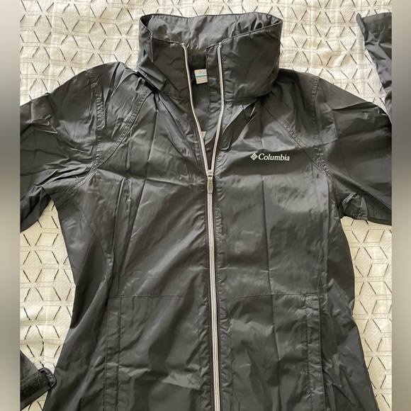 Columbia jacket with hide away hood - Picture 3 of 4